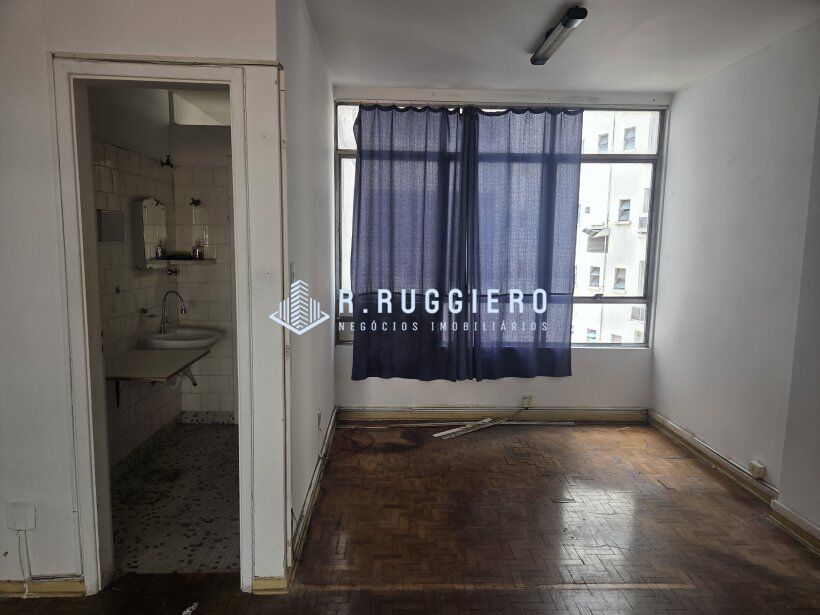 Sala comercial ampla, com linda vista, ensolarada.