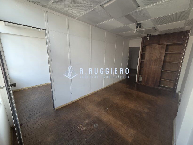 Sala comercial ampla, com linda vista, ensolarada.