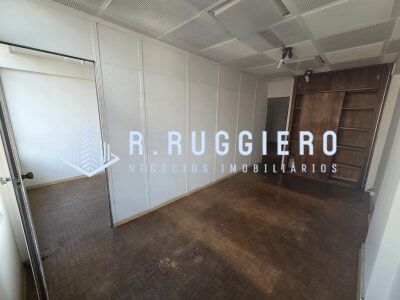 Sala comercial ampla, com linda vista, ensolarada.