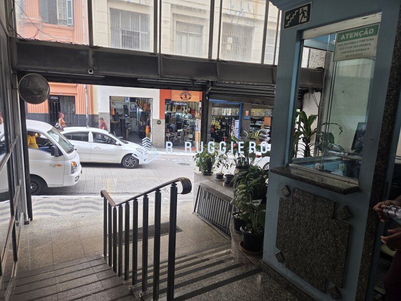 Sala comercial ampla, com linda vista, ensolarada.