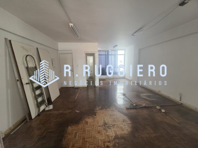 Sala comercial ampla, com linda vista, ensolarada.