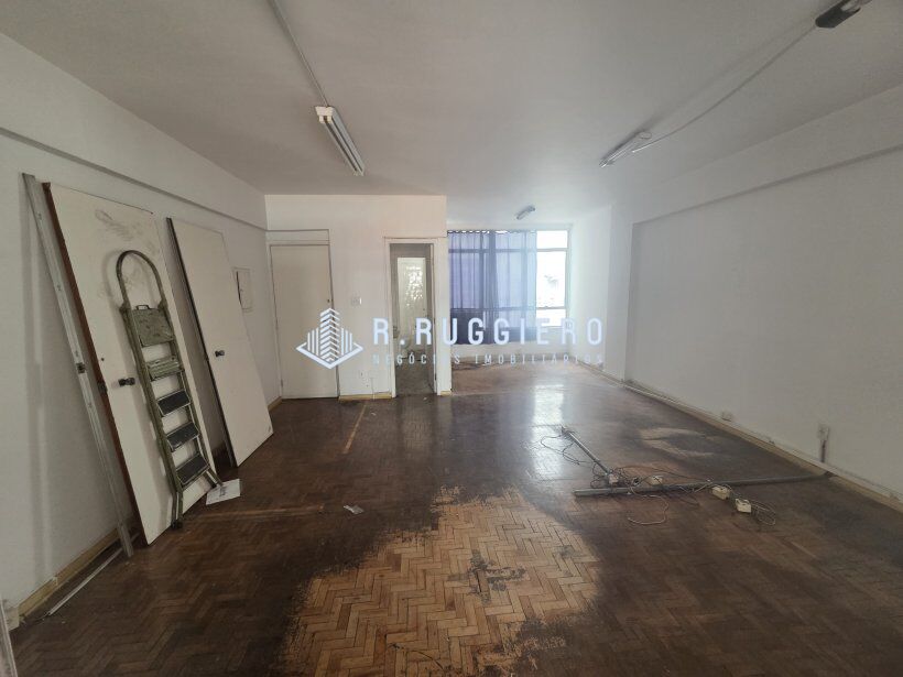 Sala comercial ampla, com linda vista, ensolarada.