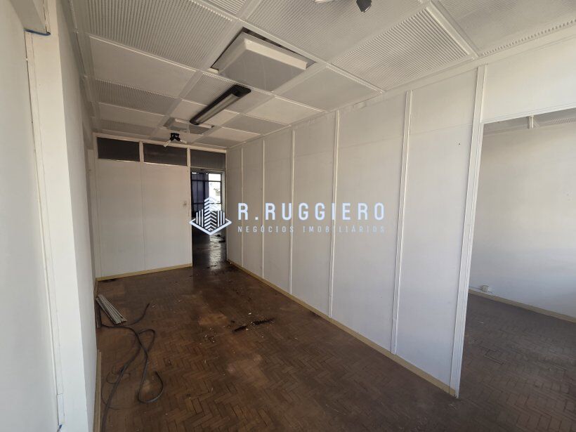 Sala comercial ampla, com linda vista, ensolarada.